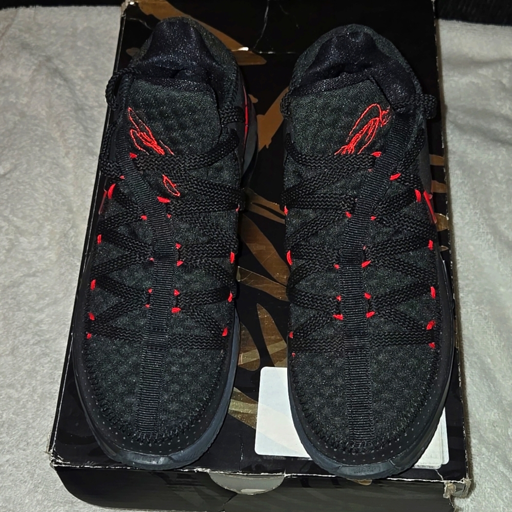 LeBron 17 Low "Bred" SZ 4.5Y